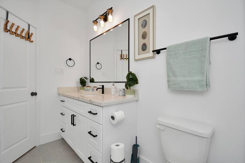 Blissful Getaway Home With Hot Tub & Backyard Near Downtown Houston Zewnętrze zdjęcie