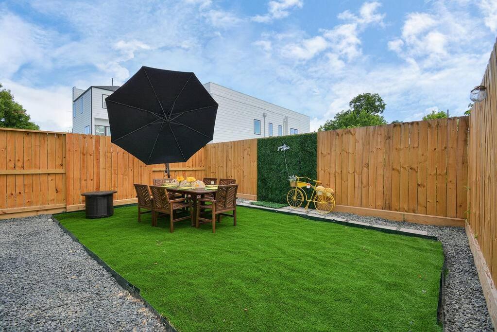 Blissful Getaway Home With Hot Tub & Backyard Near Downtown Houston Zewnętrze zdjęcie