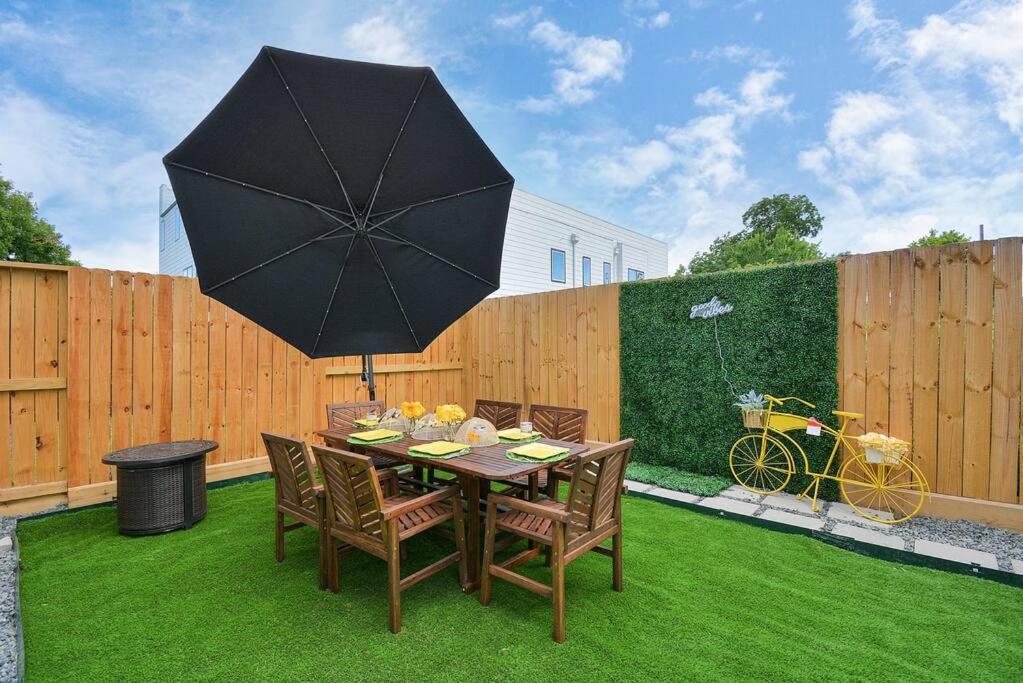 Blissful Getaway Home With Hot Tub & Backyard Near Downtown Houston Zewnętrze zdjęcie