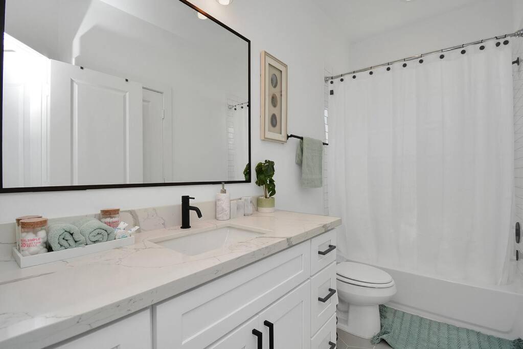 Blissful Getaway Home With Hot Tub & Backyard Near Downtown Houston Zewnętrze zdjęcie