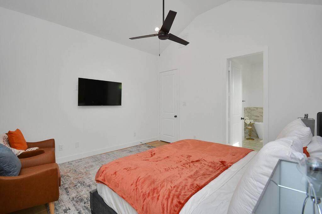Blissful Getaway Home With Hot Tub & Backyard Near Downtown Houston Zewnętrze zdjęcie