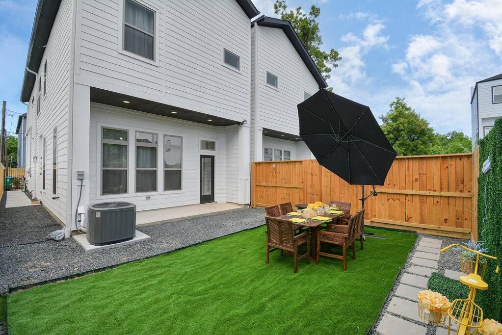 Blissful Getaway Home With Hot Tub & Backyard Near Downtown Houston Zewnętrze zdjęcie