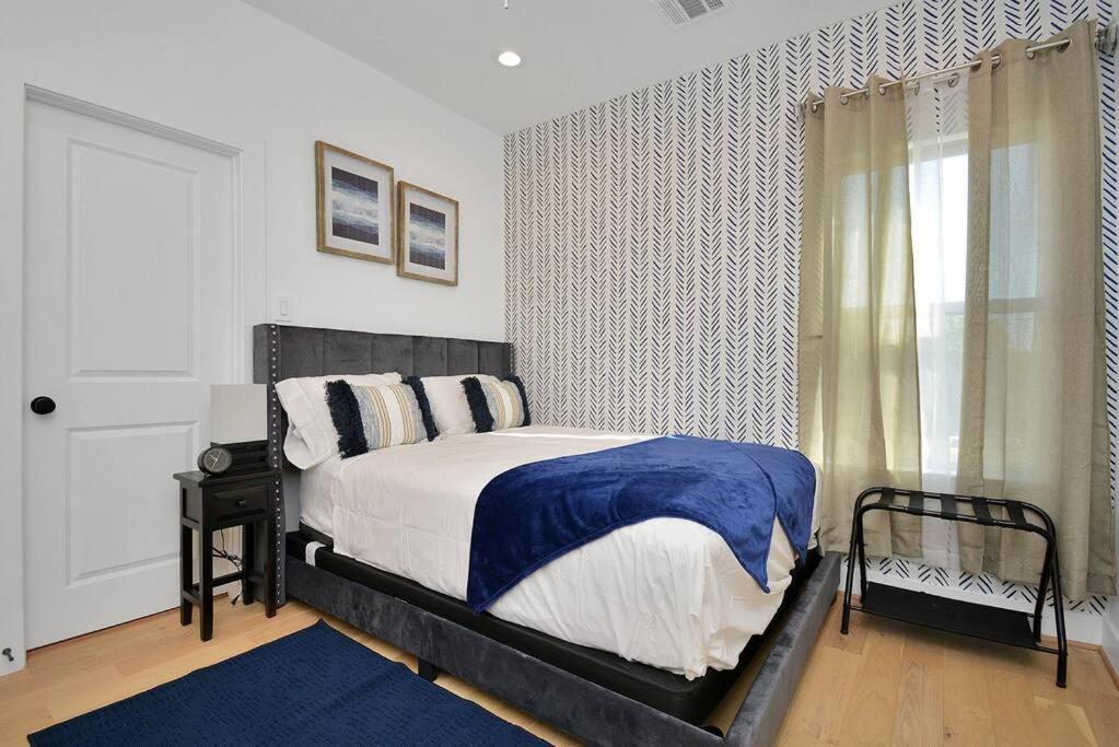 Blissful Getaway Home With Hot Tub & Backyard Near Downtown Houston Zewnętrze zdjęcie