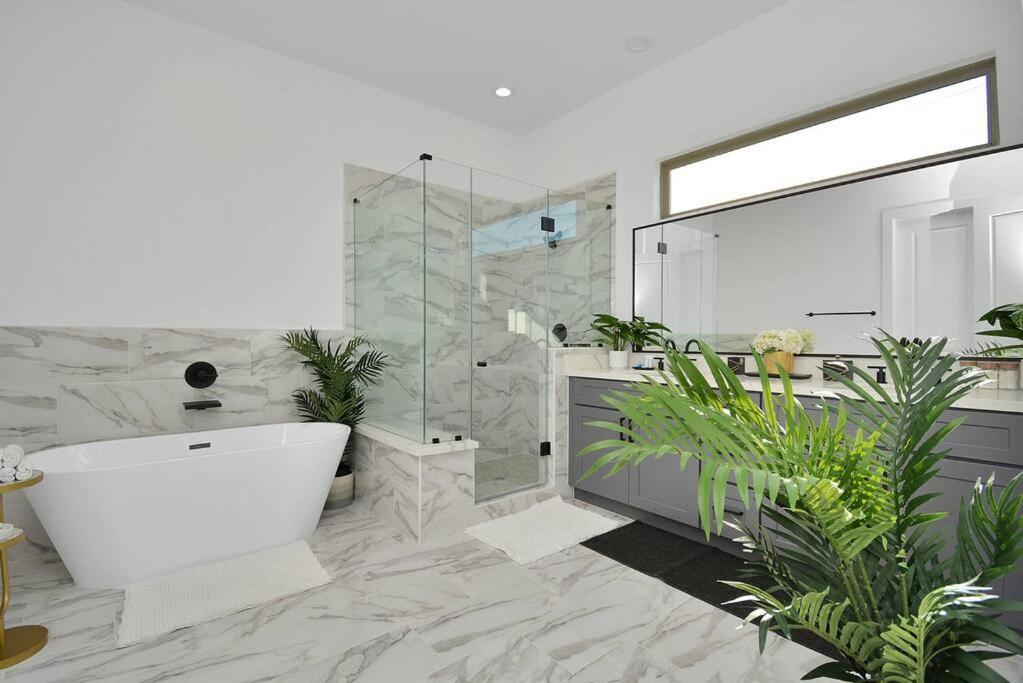 Blissful Getaway Home With Hot Tub & Backyard Near Downtown Houston Zewnętrze zdjęcie