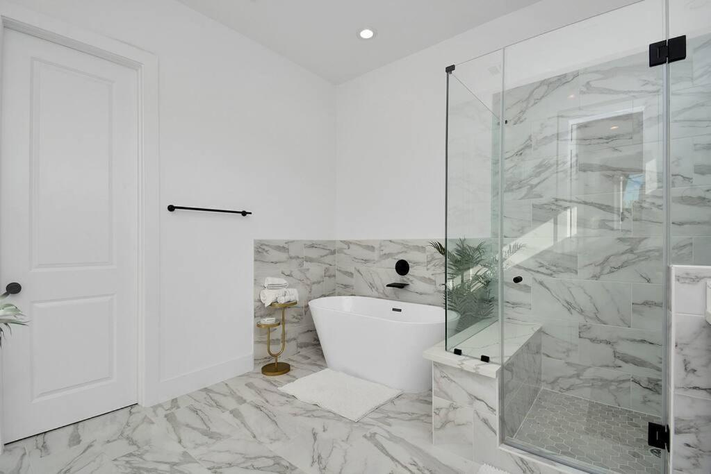 Blissful Getaway Home With Hot Tub & Backyard Near Downtown Houston Zewnętrze zdjęcie